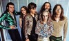 Roxy Music - artigo de opinião / retrospectiva do grupo LONDON - JULY 05: Andy Mackay, Paul Thompson, Bryan Ferry, Brian Eno, Phil Manzanera, Rik Kenton, Roxy Music posed group shot at the Royal College Of Art in London on July 5 1972 (Photo by Brian Cooke/Redferns)
